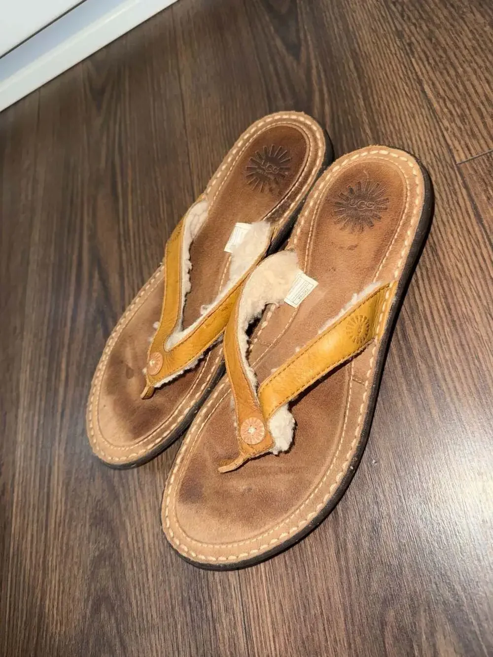 UGG Leather Shearling Thong Sandals Size 9 Brown